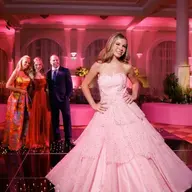 Flávia Fochesato com vestido rosa em sua festa de 15 anos no Salão Imperatriz, em Porto Alegre
