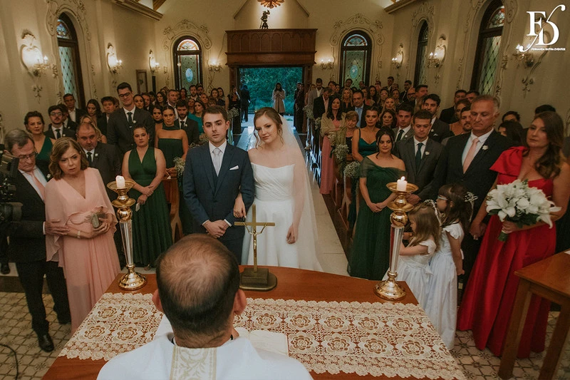 casamento destination wedding no hotel ritta hoppner em gramado com decoração clássica, elegante e botânica em tons de branco verde e fendi por life eventos especiais