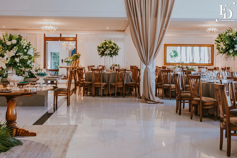 casamento destination wedding no hotel ritta hoppner em gramado com decoração clássica, elegante e botânica em tons de branco verde e fendi por life eventos especiais mesas convidados