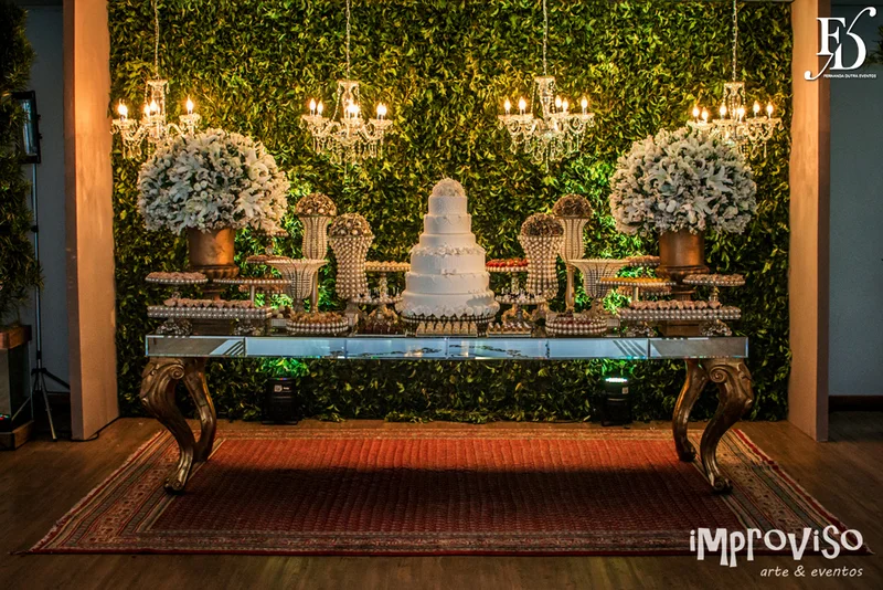 casamento com cerimônia na basílica nossa senhora das dores em porto alegre e festa e recepção no salão hannover da sogipa com decoração clássica elegante e sofisticada em dourado, branco e vermelho, com detalhe em pérolas por life eventos especiais empresa especializada na organização de casamentos em porto alegre