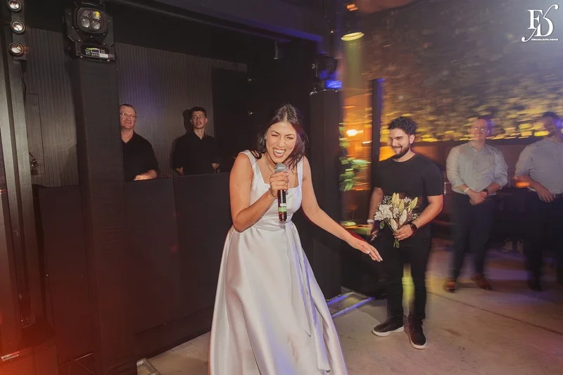 Pista de dança com névoa e luzes no casamento jovem no Dry Moments Porto Alegre