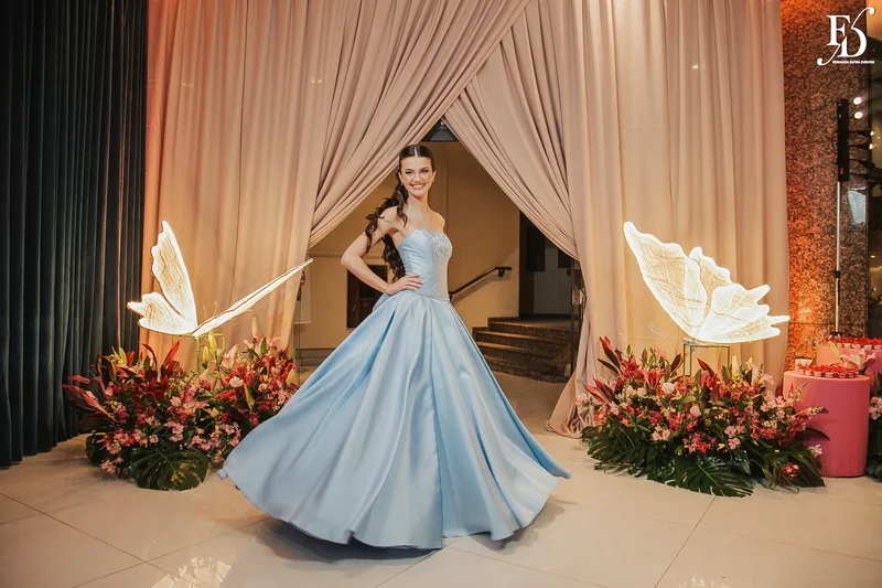 aniversariante com vestido da valsa festa de 15 anos na praça dos fundadores do grêmio náutico união GNU