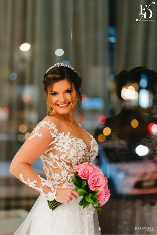 casamento com cerimônia na basílica nossa senhora das dores em porto alegre e festa na casa vetro com decoração luxuosa sofisticada exuberante em tons de rosa com parede de flores com organização projeto e cerimonial de life eventos especiais cerimonialista de casamentos em porto alegre