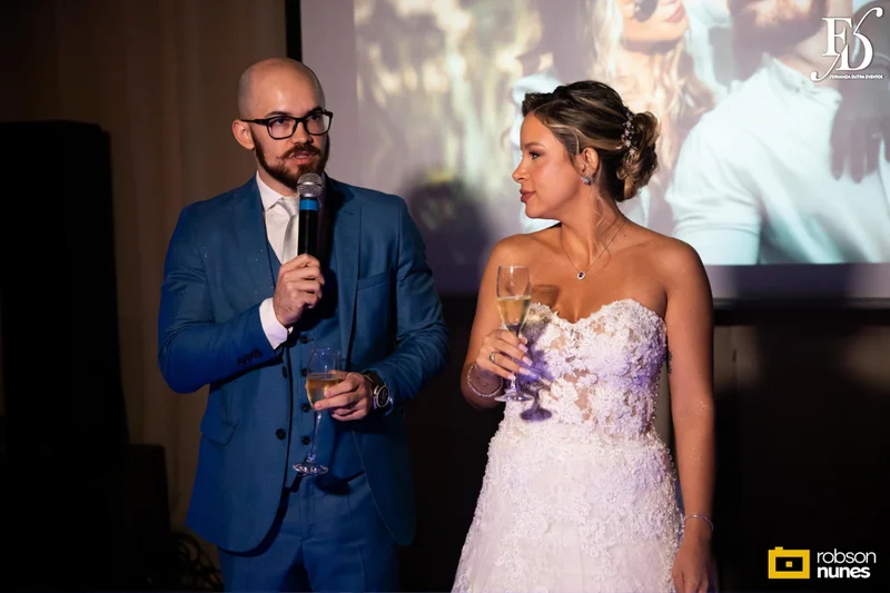 casamento no espaço paraíso em porto alegre com decoração moderna em azul marinho, dourado e girassóis; temática geek, com referências a funko pop, filmes e séries - por life eventos especiais