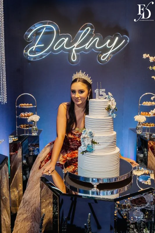 festa de 15 anos nas cores azul e branco com decoração moderna com cristais e espelhos por life eventos especiais assessoria e cerimonial de festas de 15 anos em porto alegre