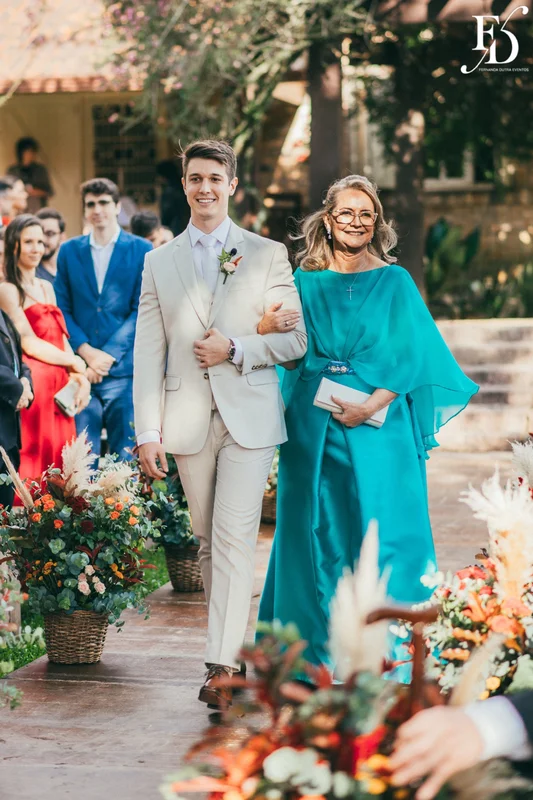 casamento realizado no alto da capela em porto alegre por life eventos especiais com cerimônia ao ar livre decoração despojada em tons terrosos e uma parede de donuts para a alegria dos convidados