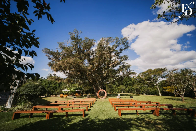 casamento realizado na alameda figueira em cachoeirinha com decoração romântica e delicada em tons de rosa e verde com bouganvilles por life eventos especiais assessoria e cerimonial de casamentos em porto alegre cerimônia ao ar livre