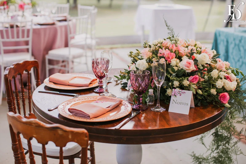 casamento realizado na alameda figueira em cachoeirinha com decoração romântica e delicada em tons de rosa e verde com bouganvilles por life eventos especiais assessoria e cerimonial de casamentos em porto alegre mesa dos noivos