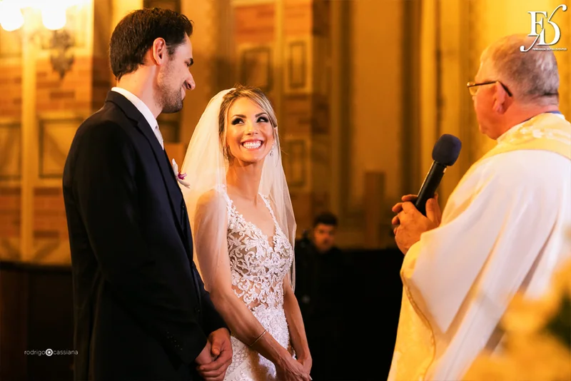 casamento com cerimônia na igreja santa teresinha do menino jesus na rua ramiro barcelos em porto alegre e recepção e festa na casa vetro com decoração moderna contemporânea sofisticada luxuosa em tons de cinza prata e flores coloridas na paleta de tons terrosos por life eventos especiais cerimonialista de casamento em porto alegre