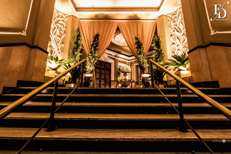 casamento com decoração luxuosa na associação leopoldina juvenil em porto alegre cerimônia no salão imperatriz e recepção no salão leopoldina com decoração clássica elegante sofisticada casamento luxo por life eventos especiais