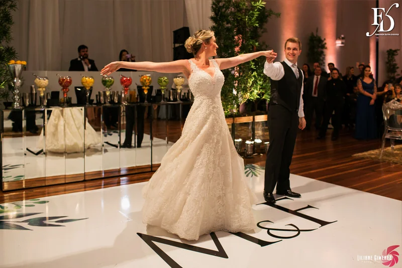 casamento com cerimônia na casa vetro em porto alegre e cerimônia na igreja cristo bom pastor com decoração clean clássica sofisticada e contemporânea em branco verde prataria e cristais por life eventos esepciais cerimonialista wedding planner em porto alegre