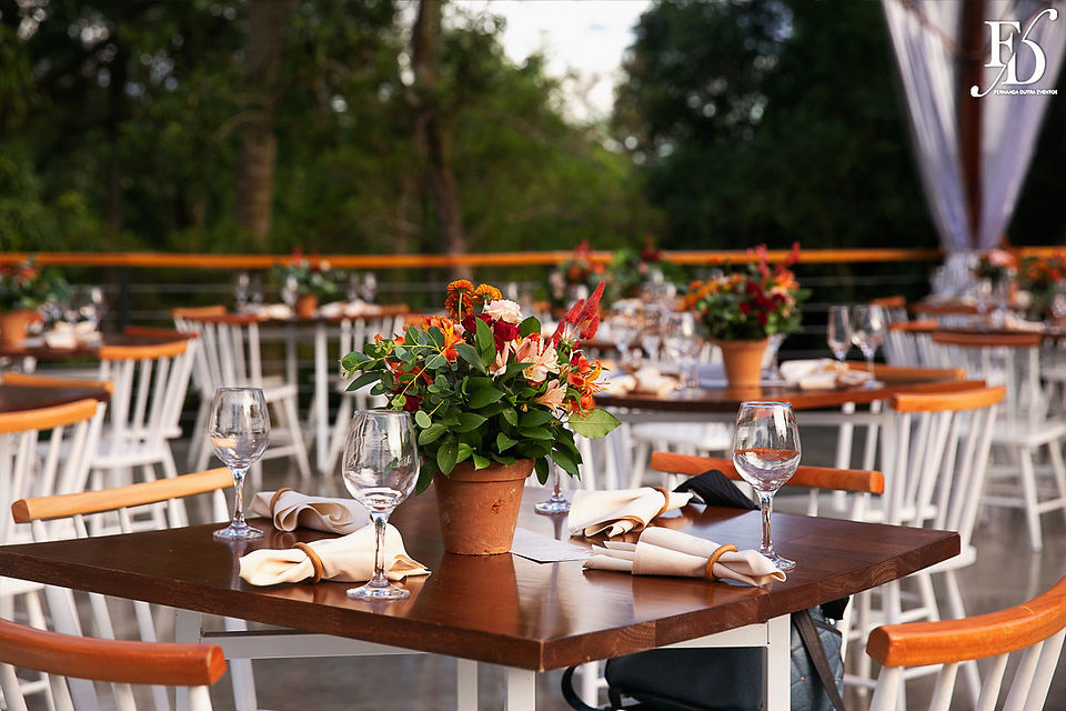 Casamento boho ao ar livre foi realizado na Casa na Chácara em Porto Alegre, com uma decoração em tons terrosos criada pela Life Eventos Especiais, uma empresa de cerimonialistas profissionais. Descubra como foi esse evento encantador, que contou com uma atmosfera aconchegante e descontraída
