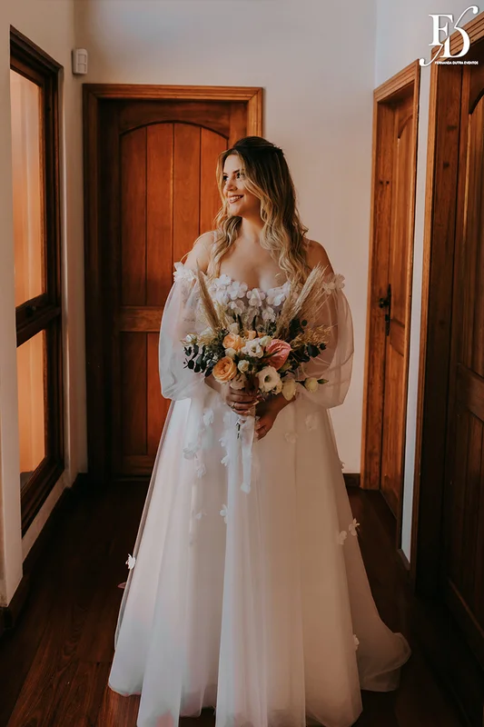 casamento divertido e animado na casa na chácara, em porto alegre; um casal jovem, despojado, que queria celebrar esse momento com um rodízio de pizza - casamento com pizza - decoração estilo boho wedding em tons terrosos cerimonial de life eventos especiais