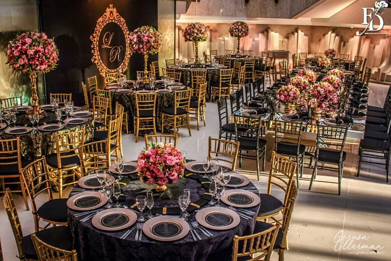 casamento com decoração luxuosa na praça dos fundadores do grêmio náutico união em porto alegre em tons de dourado preto e rosa sofisticado clássico e elegante por life eventos especiais cerimonialista em porto alegre cerimônia na igreja são pedro