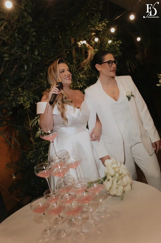 noivas Ivana e Cristiane no Le Bistrot Gourmet casamento LGBT Porto Alegre brinde com torre de taças