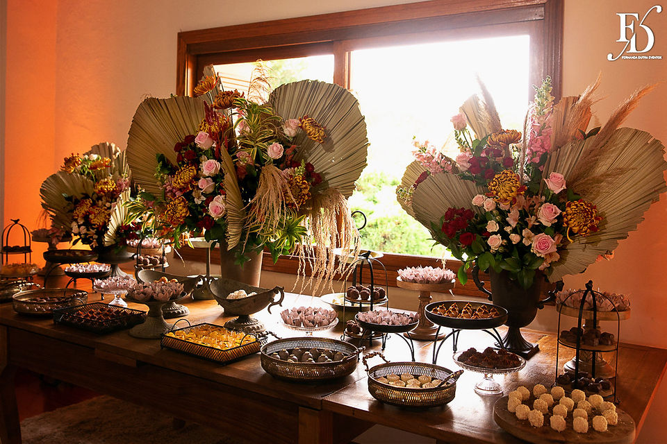 Casamento boho ao ar livre foi realizado na Casa na Chácara em Porto Alegre, com uma decoração em tons terrosos criada pela Life Eventos Especiais, uma empresa de cerimonialistas profissionais. Descubra como foi esse evento encantador, que contou com uma atmosfera aconchegante e descontraída