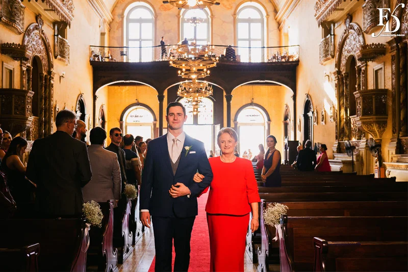 casamento com cerimônia realizada às 15h na Basílica Nossa Senhora das Dores em Porto Alegre e recepção no Alto da Capela. Coquetel na área externa embalado com jazz e por-do-sol, jantar formal, decoração exuberante e linda, em estilo botânico e muitas cores, luxuoso e lindo, por Life Eventos Especiais