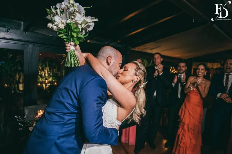 casamento realizado na igreja santa cecília em porto alegre e recepção no le bistrot gourmet com decoração colorida vibrante tropical por life eventos especiais cerimonialista de casamento em porto alegre