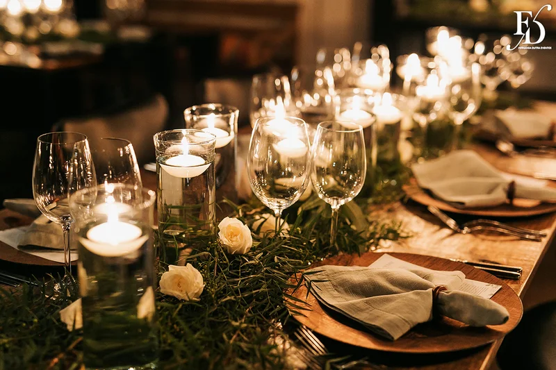 casamento mini-wedding da influencer bruna startt realizado no le bistrot gourmet em porto alegre com decoração com muitas velas flores brancas e muito verde por life eventos especiais