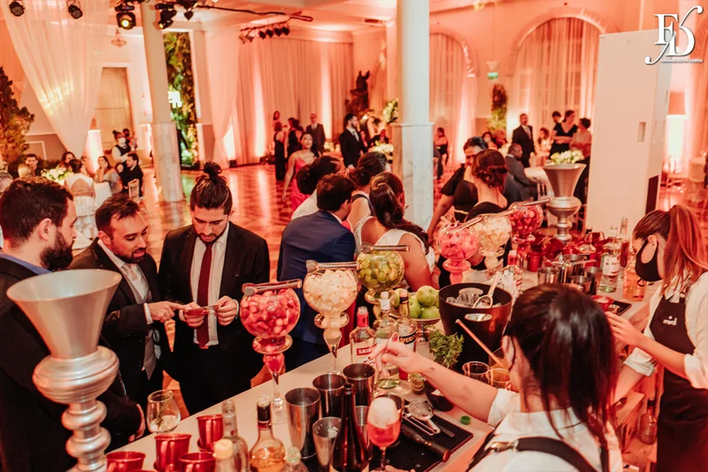 casamento com cerimônia e recepção realizados no salão imperatriz da associação leopoldina juvenil em porto alegre com decoração clássica em verde branco e prato por life eventos especiais assessoria de eventos em porto alegre