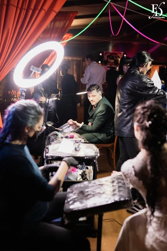 casamento no alto da capela estilo festival casamento festival moderno tecnológico colorido com espaços temáticos de tatuagem glitter bar arcade casamento moderno casamento colorido