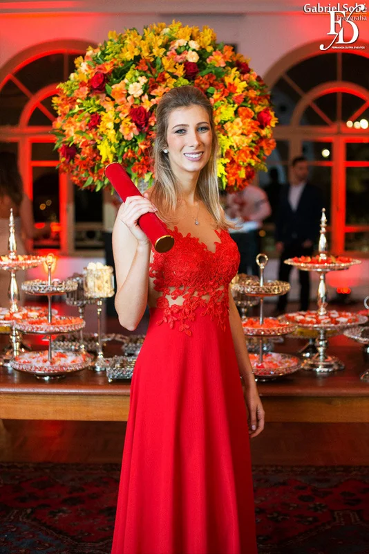 formatura tripla em direito pela fmp fundação do ministério público realizada no salão cristal do clube do comércio em porto alegre com decoração elegante clássica sofisticada em tons terrosos isadora
