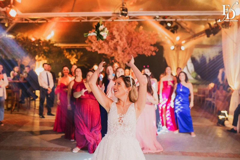 casamento realizado na alameda figueira em cachoeirinha com decoração romântica e delicada em tons de rosa e verde com bouganvilles por life eventos especiais assessoria e cerimonial de casamentos em porto alegre