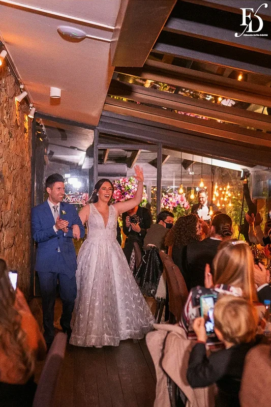 casamento realizado na igreja são pedro em porto alegre e recepção no le bistrot gourmet com decoração colorida e vibrante em rosa pink roxo e lilás