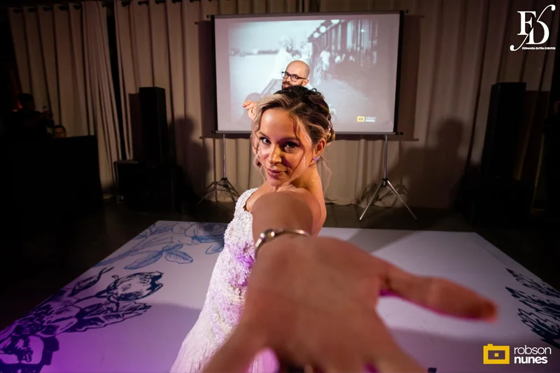 casamento no espaço paraíso em porto alegre com decoração moderna em azul marinho, dourado e girassóis; temática geek, com referências a funko pop, filmes e séries - por life eventos especiais