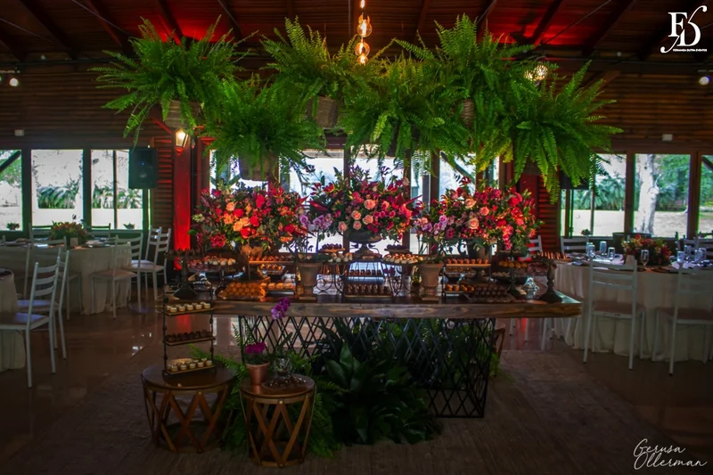 Decoração aérea com samambaias e mesas de madeira em casamento rústico chique.
