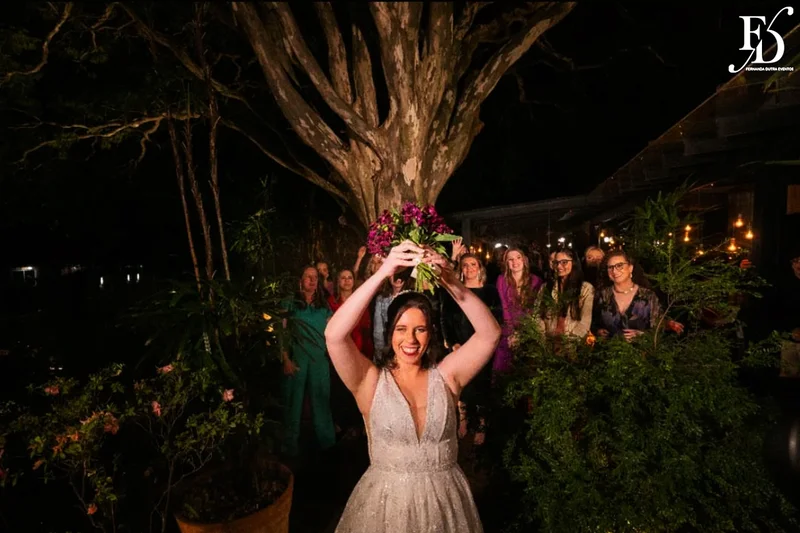 casamento realizado na igreja são pedro em porto alegre e recepção no le bistrot gourmet com decoração colorida e vibrante em rosa pink roxo e lilás