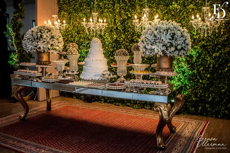 casamento com cerimônia na basílica nossa senhora das dores em porto alegre e festa e recepção no salão hannover da sogipa com decoração clássica elegante e sofisticada em dourado, branco e vermelho, com detalhe em pérolas por life eventos especiais empresa especializada na organização de casamentos em porto alegre