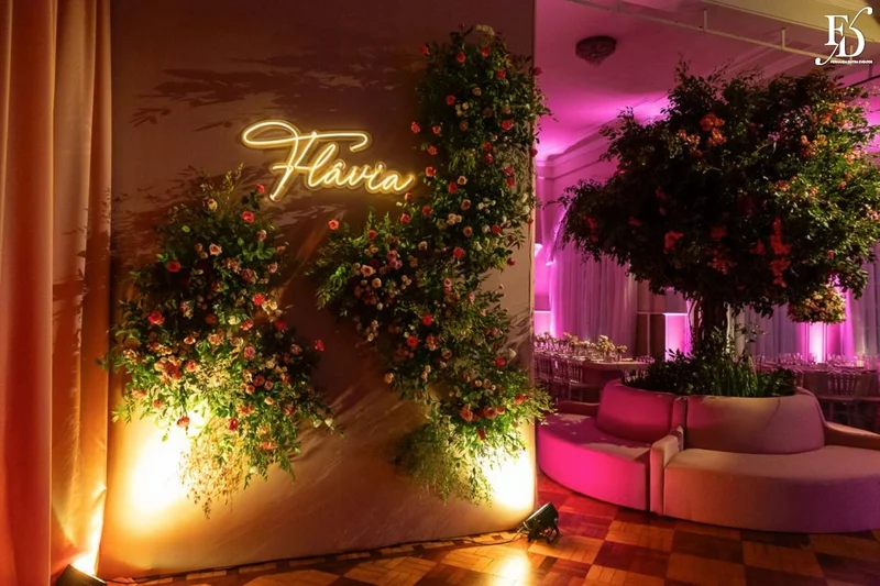 Entrada da festa de 15 anos de Flávia Fochesato no Salão Imperatriz, com painel personalizado e decoração floral