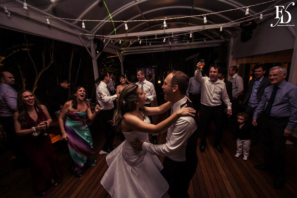 casamento com cerimônia e recepção no merci casa de eventos em porto alegre com decoração romântica rústico provençal delicada em coral e amarelo por life eventos especiais cerimonialista em porto alegre