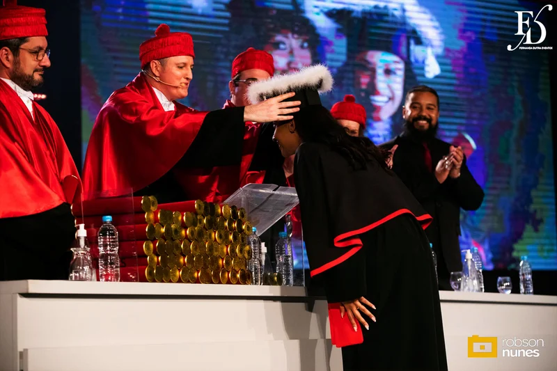 festa de formatura em direito no party room em porto alegre com decoração moderna elegante e sofisticada em preto e marsala com organização projeto e cerimonial de life eventos especiais cerimonialistas em porto alegre