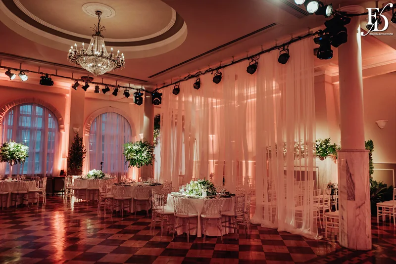 casamento com cerimônia e recepção realizados no salão imperatriz da associação leopoldina juvenil em porto alegre com decoração clássica em verde branco e prato por life eventos especiais assessoria de eventos em porto alegre