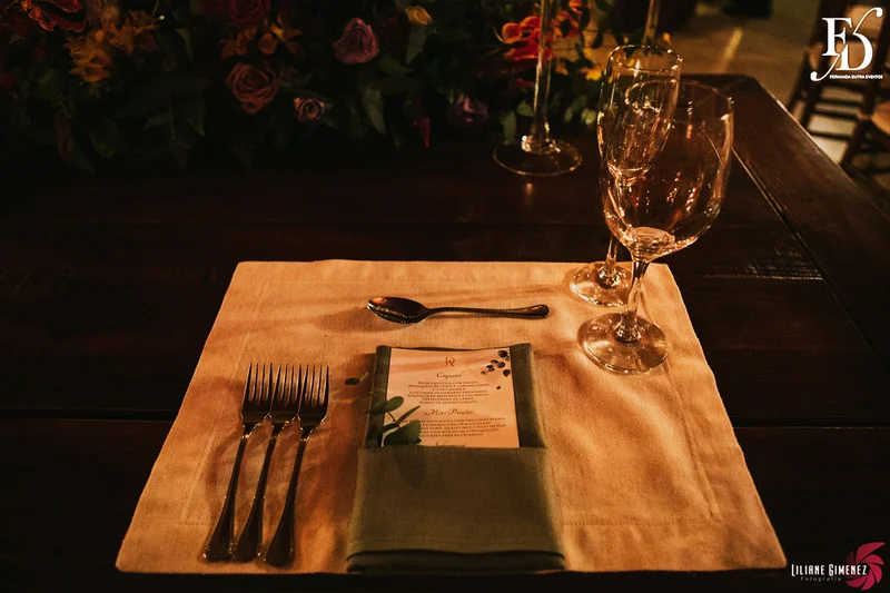 casamento realizado no sítio da figueira em porto alegre numa noite fria de inverno com decoração rústico delicada botânica organização e cerimonial de life eventos especiais cerimonialista para casamentos em porto alegre