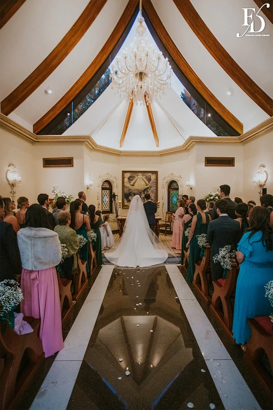casamento destination wedding no hotel ritta hoppner em gramado com decoração clássica, elegante e botânica em tons de branco verde e fendi por life eventos especiais