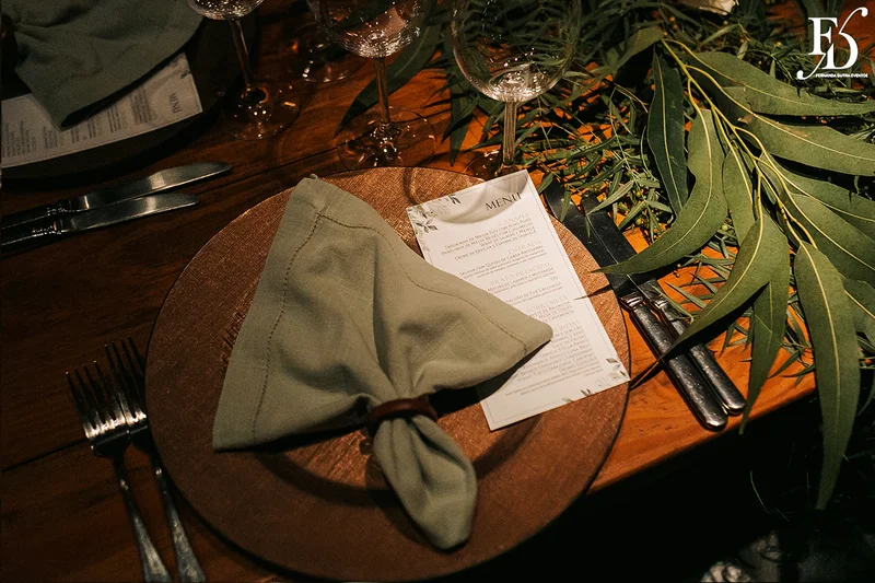 casamento mini-wedding da influencer bruna startt realizado no le bistrot gourmet em porto alegre com decoração com muitas velas flores brancas e muito verde por life eventos especiais