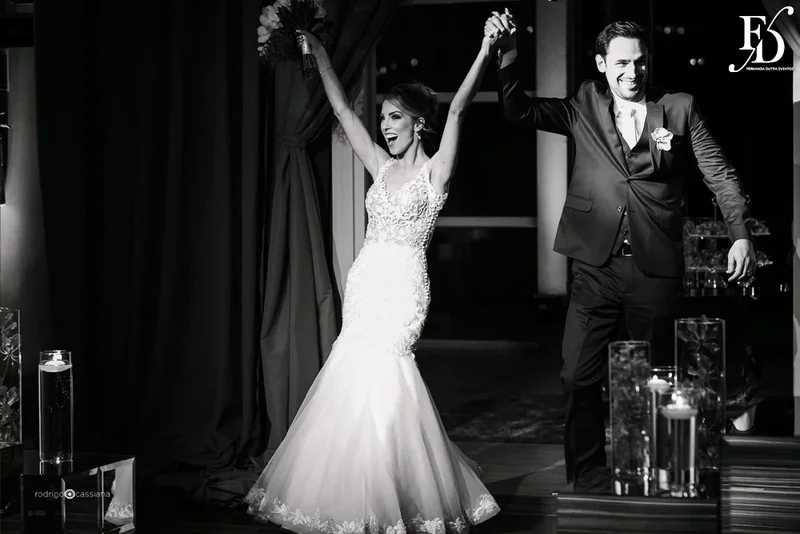 casamento com cerimônia na igreja santa teresinha do menino jesus na rua ramiro barcelos em porto alegre e recepção e festa na casa vetro com decoração moderna contemporânea sofisticada luxuosa em tons de cinza prata e flores coloridas na paleta de tons terrosos por life eventos especiais cerimonialista de casamento em porto alegre