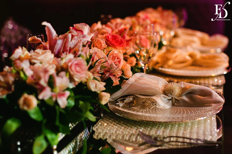 casamento com cerimônia na basílica nossa senhora das dores em porto alegre e festa na casa vetro com decoração luxuosa sofisticada exuberante em tons de rosa com parede de flores com organização projeto e cerimonial de life eventos especiais cerimonialista de casamentos em porto alegre