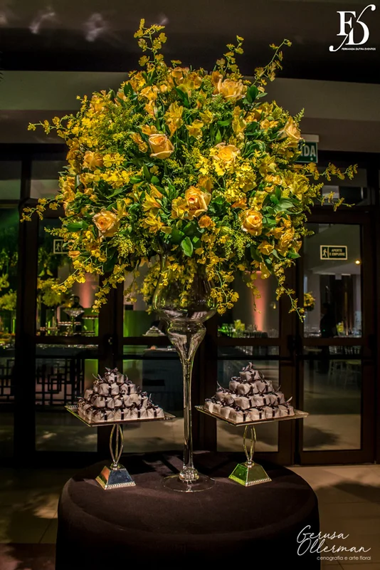 casamento com cerimônia na igreja são josé la salle em canoas rs e recepção na lalux casa de festas com decoração moderna sofisticada elegante em amarelo cinza e preto por life eventos especiais assessoria e organização de casamentos em porto alegre