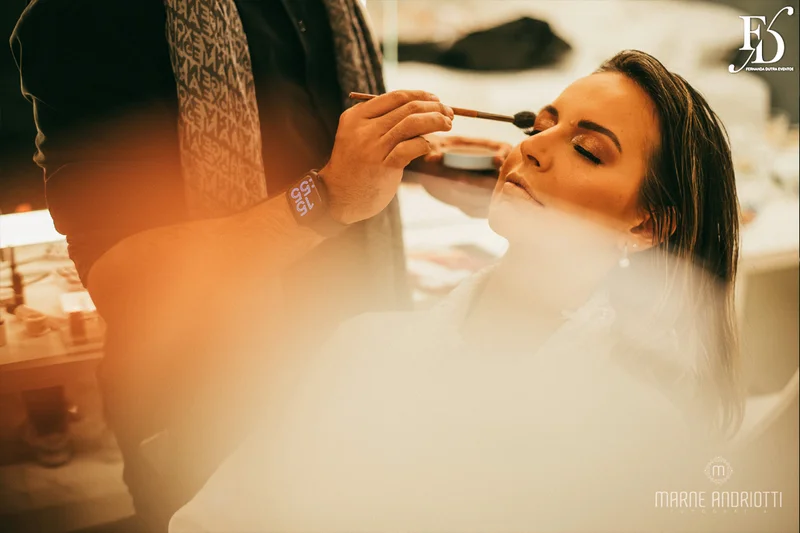 casamento na igreja nossa senhora do mont'serrat em porto alegre e festa de casamento na casa vetro em porto alegre com decoração sofisticada e luxuosa estilo clássico em dourado branco e amarelo por life eventos especiais cerimonialista de casamento em porto alegre