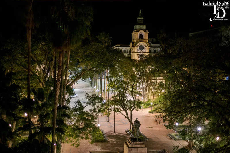 formatura tripla em direito pela fmp fundação do ministério público realizada no salão cristal do clube do comércio em porto alegre com decoração elegante clássica sofisticada em tons terrosos praça da alfândega
