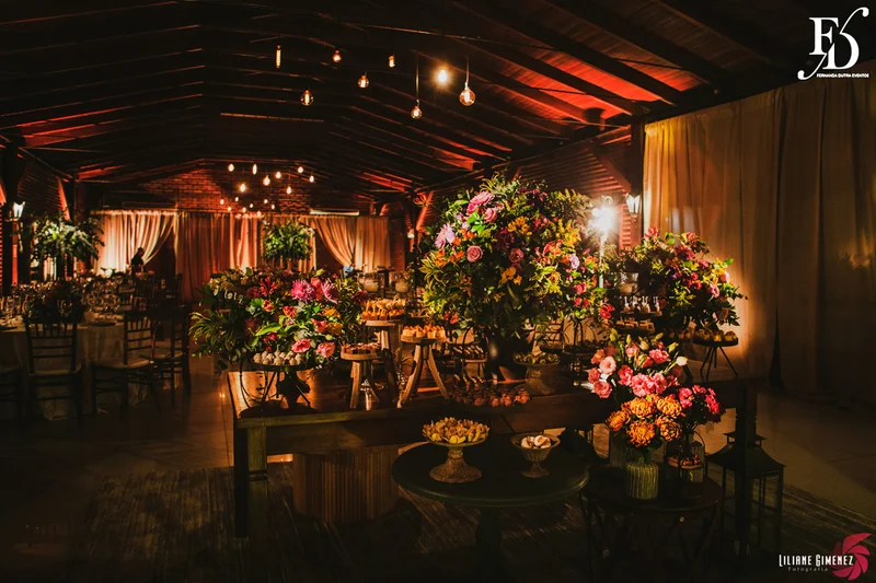 casamento realizado no sítio da figueira em porto alegre numa noite fria de inverno com decoração rústico delicada botânica organização e cerimonial de life eventos especiais cerimonialista para casamentos em porto alegre