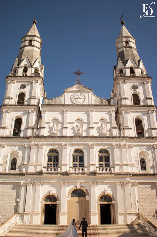noivos na escadaria da igreja nossa senhora das dores