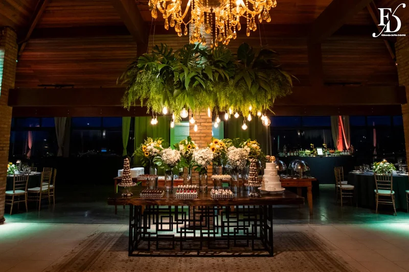 casamento no espaço paraíso em porto alegre com decoração moderna em azul marinho, dourado e girassóis; temática geek, com referências a funko pop, filmes e séries - por life eventos especiais