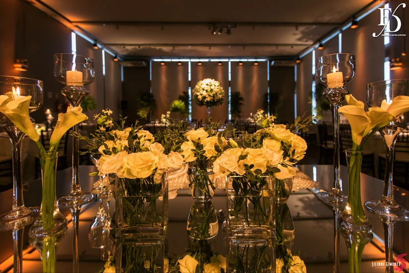 casamento destination wedding com cerimônia e festa na casa vetro em porto alegre com a cerimônia realizada na parte interna da casa com decoração clean elegante e clássica em branco e verde por life eventos especiais destination wedding em porto alegre cerimonialista em porto alegre
