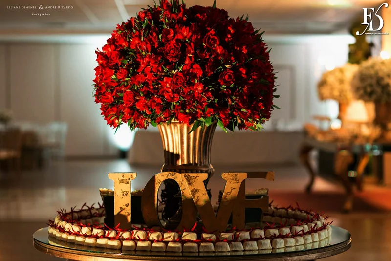 casamento com cerimônia na basílica nossa senhora das dores em porto alegre e festa e recepção no salão hannover da sogipa com decoração clássica elegante e sofisticada em dourado, branco e vermelho, com detalhe em pérolas por life eventos especiais empresa especializada na organização de casamentos em porto alegre