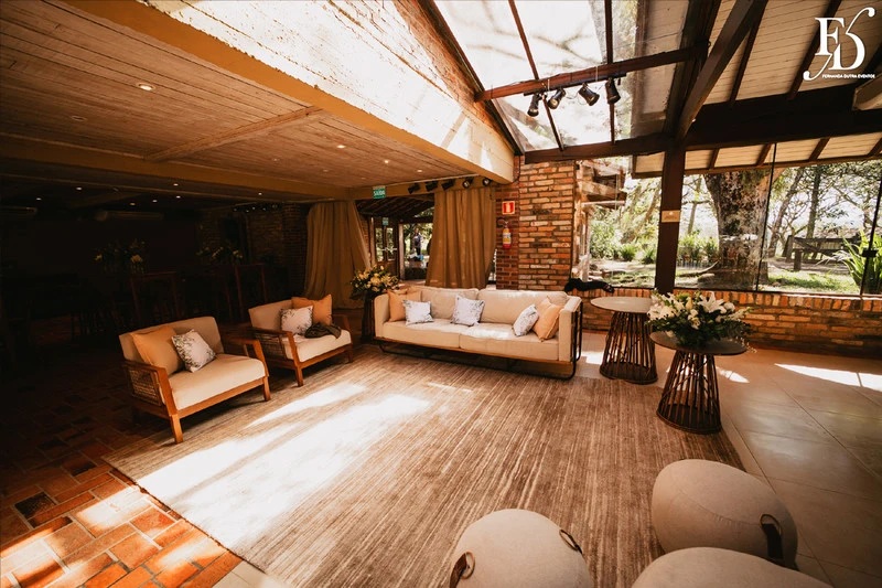 casamento diurno estilo europeu realizado no alto da capela em porto alegre no formato destination wedding com organizacao de life eventos especiais casamento de luxo em porto alegre com decoração luxuosa e clássica